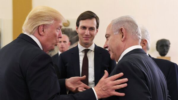 O primeiro-ministro de Israel, Benjamin Netanyahu, e o presidente dos EUA, Donald Trump, conversam como o conselheiro sênior da Casa Branca, Jared Kushner (foto de arquivo). - Sputnik Brasil