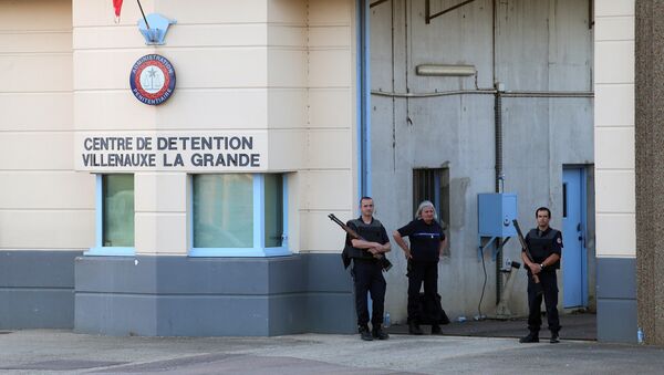 Policiais em frente à entrada da prisão Villenauxe-la-Grande, no leste da França (foto de arquivo) - Sputnik Brasil