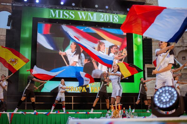 Participantes do concurso dançam com suas bandeiras nacionais no palco - Sputnik Brasil