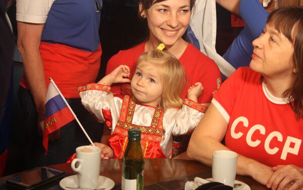 A pequena Arina Timofeeva, 1 ano, vai acompanhar o primeiro jogo de Copa do Mundo na vida. A mãe, Yulia Timofeeva, diz que faz questão de introduzir a menina na cultura russa. - Sputnik Brasil