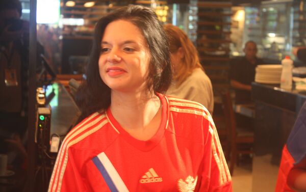 Elodie Pigeon é francesa, mas fez questão de se reunir com as amigas russas e apoiar o time anfitrião no jogo desta quinta. - Sputnik Brasil