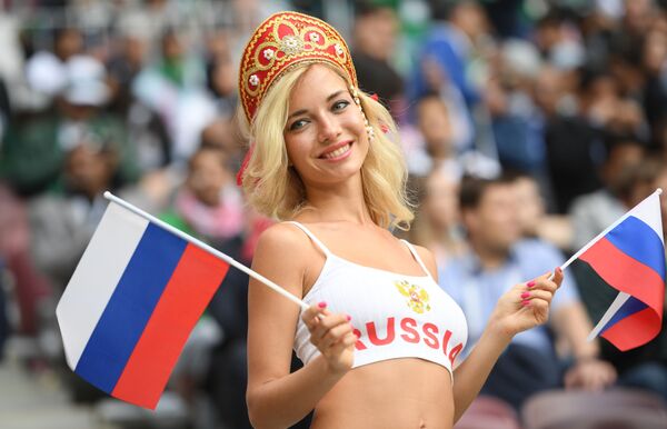 Torcedora da seleção russa antes da partida da fase de grupos da Copa do Mundo de futebol entre as seleções da Rússia e da Arábia Saudita - Sputnik Brasil