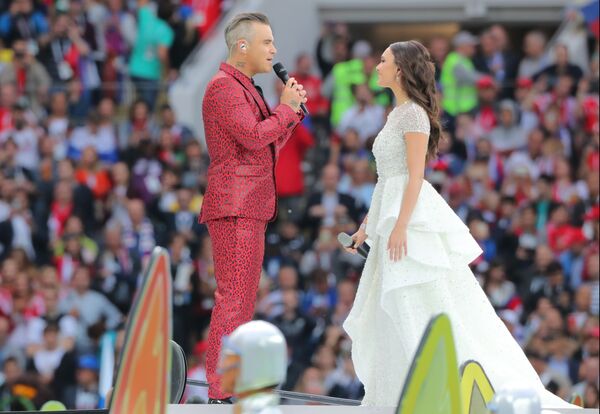 O cantor Robbie Williams e a cantora de ópera Aida Garifullina se apresenta na cerimônia de abertura da Copa do Mundo de 2018 no estádio Luzhniki - Sputnik Brasil