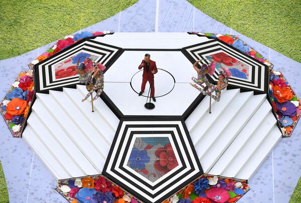 O cantor Robbie Williams se apresenta na cerimônia de abertura da Copa do Mundo da FIFA 2018, no estádio Luzhniki. - Sputnik Brasil