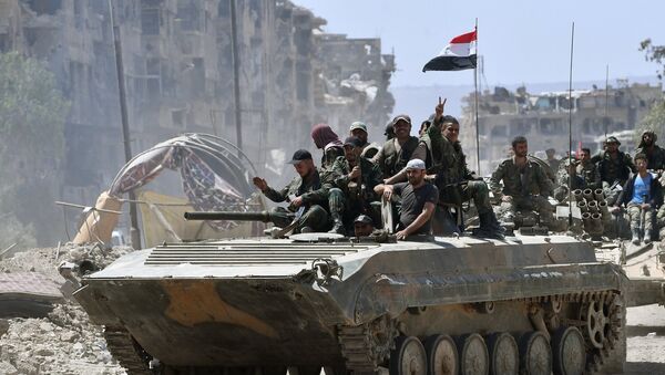 Soldados do Exército Sírio em um BMD-1 no campo de refugiados palestinos liberados de Yarmouk, ao sul de Damasco - Sputnik Brasil