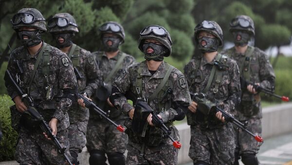 Soldados sul-coreanos participam de simulação de combate ao terror como parte dos exercícios Ulchi Freedom Guardian (arquivo) - Sputnik Brasil