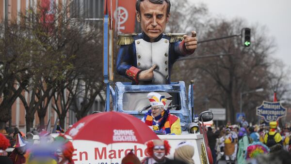 Um carro alegórico representando o presidente da França, Emmanuel Macron, em Mainz, Alemanha. - Sputnik Brasil