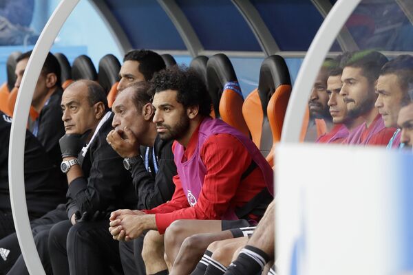 O craque Mohamed Salah acompanhou todo o jogo do banco de reservas. - Sputnik Brasil
