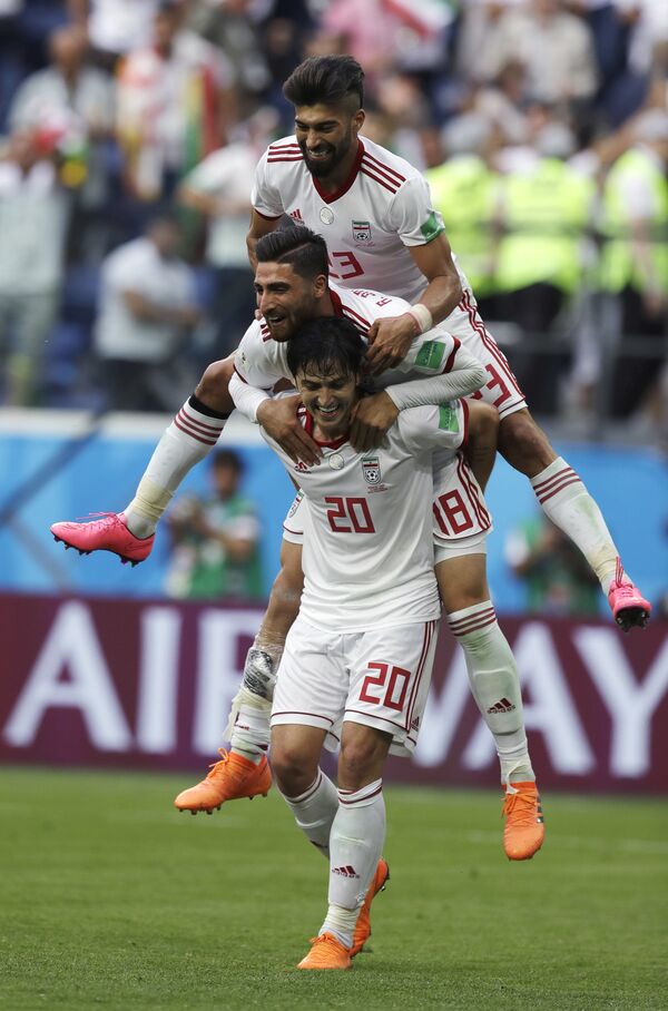 Jogadores do Irã comemoram a suada vitória por um gol de diferença contra o Marrocos. - Sputnik Brasil