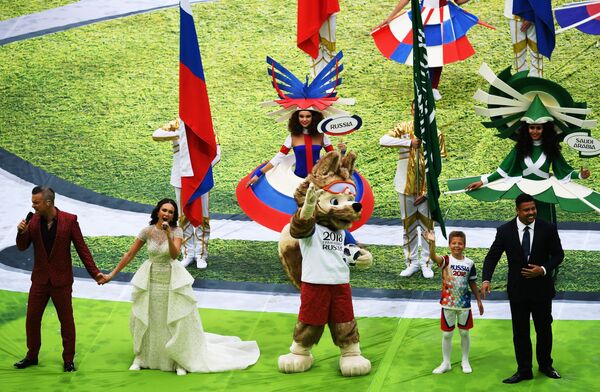 O cantor britânico Robbie Williams e a cantora russa Aida Garifullina atuando na cerimônia de abertura da Copa do Mundo 2018 - Sputnik Brasil