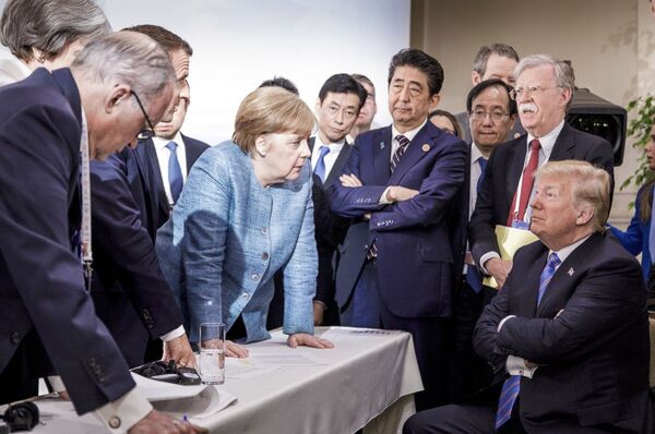 A chanceler federal da Alemanha, Angela Merkel, fala com o presidente dos EUA, Donald Trump, durante a cúpula do G7 no Canadá - Sputnik Brasil