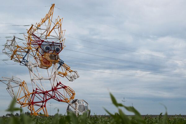 Poste de eletricidade em forma do lobo Zabivaka, mascote da Copa 2018, na região de Kaliningrado - Sputnik Brasil
