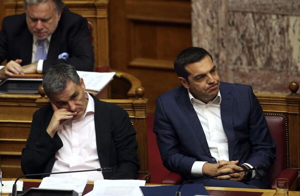 Primeiro ministro grego, Alexis Tsipras (à direita), e ministro das Finanças, Euclid Tsakalotos, durante a seção parlamentar em Atenas - Sputnik Brasil