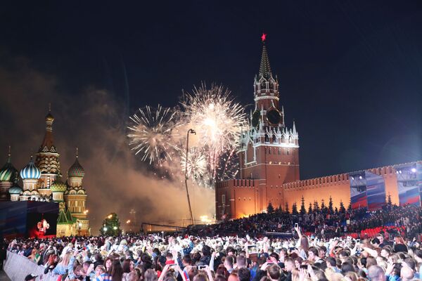 Fogo de artifício sobre o Kremlin culmina festejos do Dia da Rússia - Sputnik Brasil