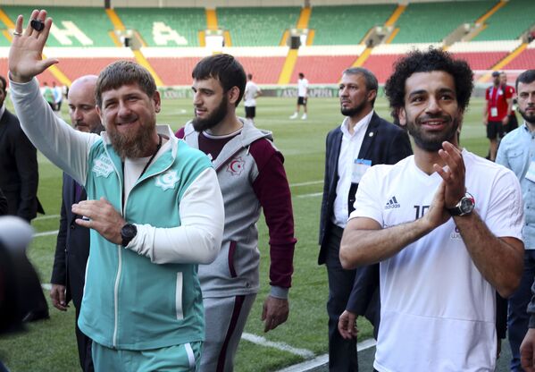 O líder checheno Ramzan Kadyrov com o jogador egípcio Mohammed Salah antes do treinamento da Seleção do Egito na cidade de Grozny, capital da Chechénia - Sputnik Brasil