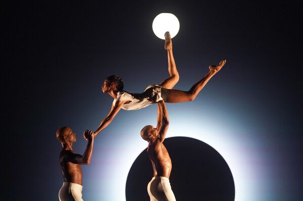 Dançarinos do Alvin Ailey American Dance Theatre ensaiam o espetáculo EM no Lincoln Center, EUA - Sputnik Brasil