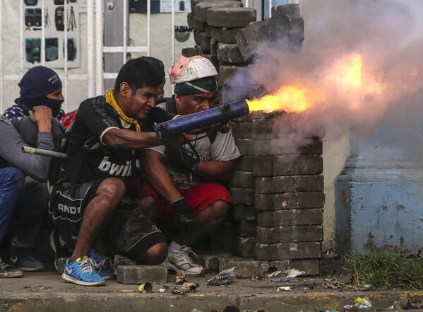 Manifestantes antigovernamentais entraram em confronto com a polícia na cidade nicaraguense de Masaya - Sputnik Brasil