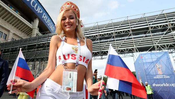 Uma torcedora russa antes do jogo Rússia-Arábia Saudita da fase de grupos da Copa 2018 - Sputnik Brasil