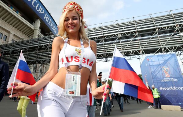 Uma torcedora russa antes do jogo Rússia-Arábia Saudita da fase de grupos da Copa 2018 - Sputnik Brasil