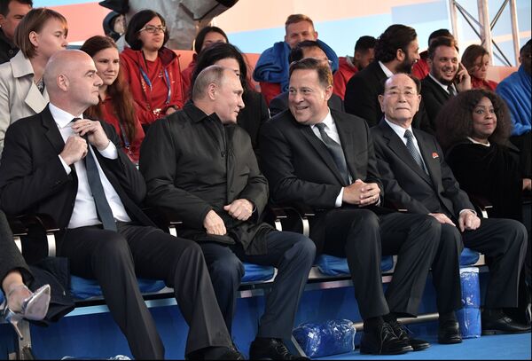 O presidente russo, Vladimir Putin, com o presidente da FIFA, Gianni Infantino, durante um concerto de gala da véspera da abertura da Copa 2018 - Sputnik Brasil