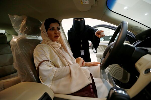 A cirurgiã saudita Fatima al-Nasseralah escolhe um carro em um showroom em Riad - Sputnik Brasil