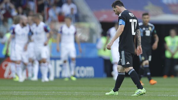 Lionel Messi caminha durante jogo da Argentina contra a Islândia na Copa do Mundo. - Sputnik Brasil