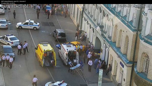 Imagens de segurança mostram rua de Moscou onde um táxi invadiu a calçada e atropelou os transeuntes. Ao menos 7 pessoas ficaram feridas. - Sputnik Brasil