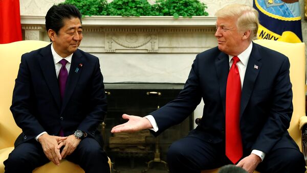 O presidente dos Estados Unidos, Donald Trump, e o primeiro-ministro do Japão Shinzo Abe. - Sputnik Brasil