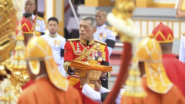 O rei da Tailândia, Maha Vajiralongkorn, participa do funeral do falecido rei tailandês Bhumibol Adulyadej em Bangcoc, Tailândia (arquivo) - Sputnik Brasil
