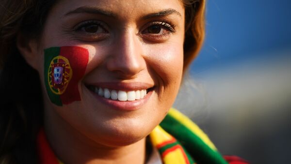 Torcedora da Seleção Portuguesa antes do jogo entre Portugal e Espanha. - Sputnik Brasil