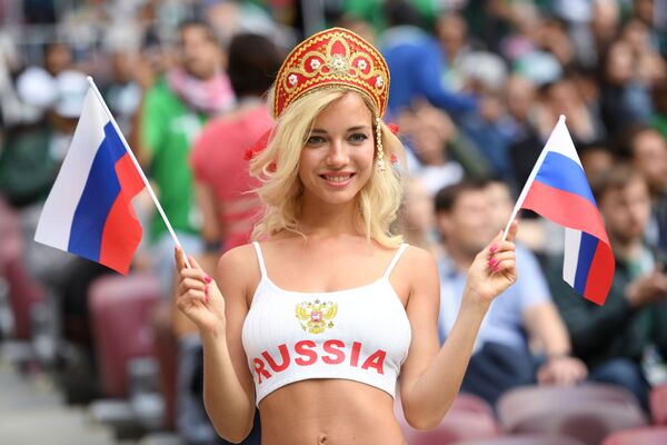Jovem russa torcendo pela Seleção no jogo com a Arábia Saudita. - Sputnik Brasil