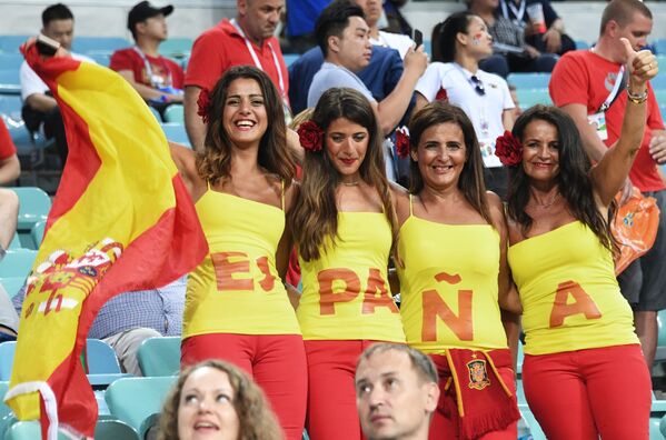 Torcida da Espanha assistindo à partida com Portugal em Sochi. - Sputnik Brasil