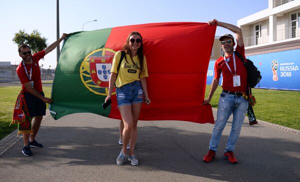 Torcida portuguesa com bandeira nacional esperando o jogo com a Espanha. - Sputnik Brasil