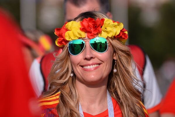 Mulher vestida com cores da Espanha durante a partida com Portugal. - Sputnik Brasil