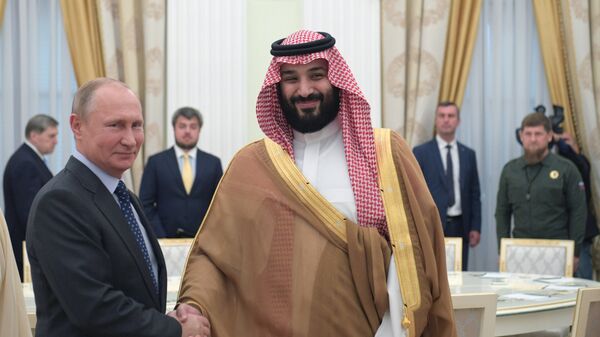 Presidente russo, Vladimir Putin, e o príncipe herdeiro da Arábia Saudita, Mohammad bin Salman, durante o encontro  - Sputnik Brasil