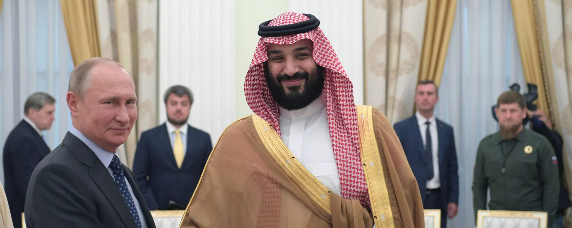 Presidente russo, Vladimir Putin, e o príncipe herdeiro da Arábia Saudita, Mohammad bin Salman, durante o encontro - Sputnik Brasil, 1920, 11.12.2023