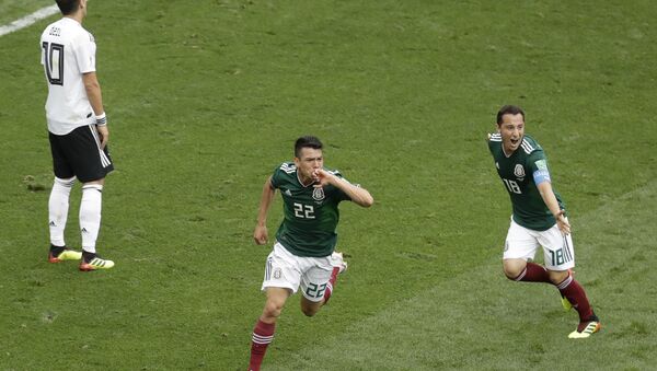 Jogadores mexicanos comemoram gol em jogo contra a Alemanha na Copa do Mundo da Rússia. - Sputnik Brasil
