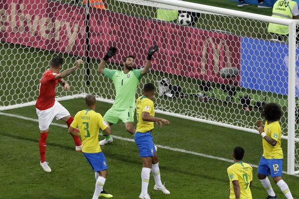 Camisa 14 da Suíça, Zuber sobe na área sobe na área e empata de cabeça o jogo contra o Brasil, na estreia das seleções na Copa de 2018, na Rússia. - Sputnik Brasil