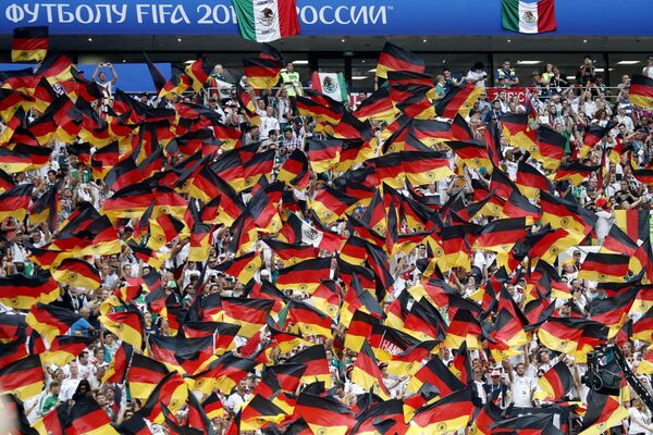 Torcida alemã comparece ao estádio Luzhniki, em Moscou, durante partida entre Alemanha e México. - Sputnik Brasil