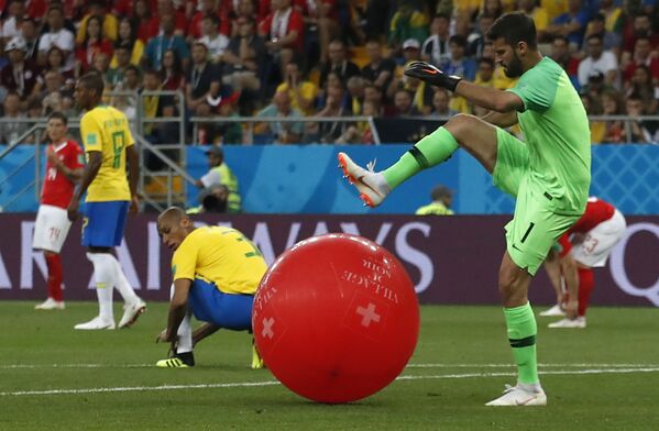 Goleiro Alison tenta furar balão suíço em campo durante partida entre Brasil e Suíça. - Sputnik Brasil