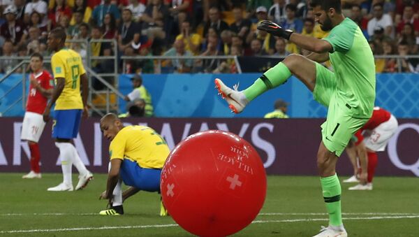 Goleiro Alison tenta furar balão suíço em campo durante partida entre Brasil e Suíça. - Sputnik Brasil