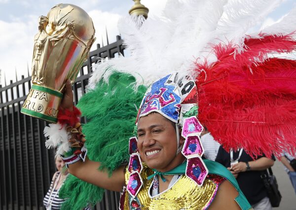 Torcedor mexicano sorri em Moscou enquanto espera o jogo entre México e Alemanha. - Sputnik Brasil