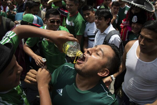 Torcedor mexicano comemora vitória do México sobre a Alemanha. A foto foi tirada em uma festa na Cidade do México, em que mihares de pessoas de reuniram para assistir a partida da Copa do Mundo. - Sputnik Brasil