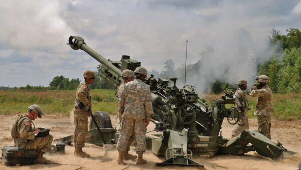 Soldados norte-americanos em torno do obuseiro M777A2 - Sputnik Brasil