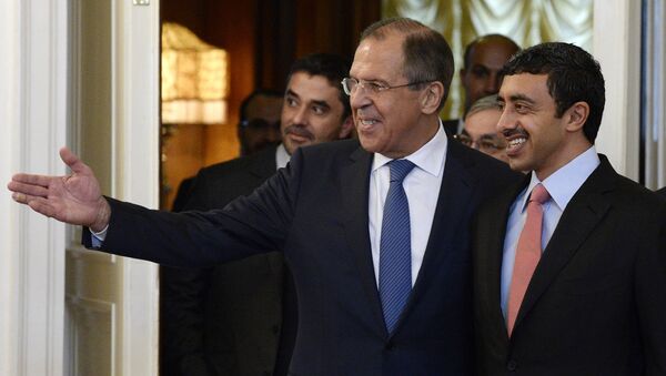 O ministro das Relações Exteriores da Rússia, Sergei Lavrov, mostra o caminho para o chanceler dos Emirados Árabes, Abdullah Bin Zayed Al Nahyan, durante encontro em Moscou nesta quinta-feira (28) - Sputnik Brasil