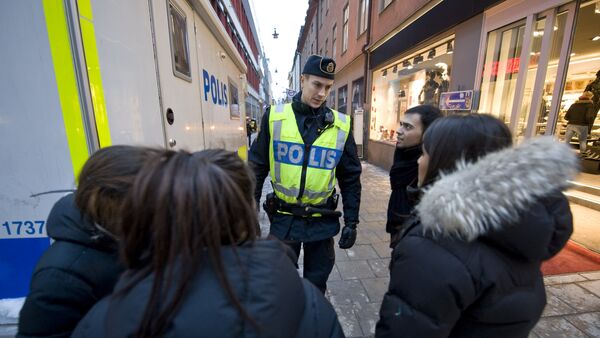Um polícial na cidade de Estocolmo - Sputnik Brasil
