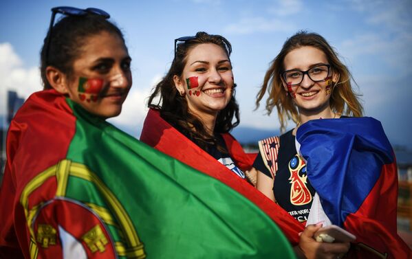 Torcedoras portuguesas antes da partida entre Seleções Portuguesa e Espanhola em Sochi. - Sputnik Brasil