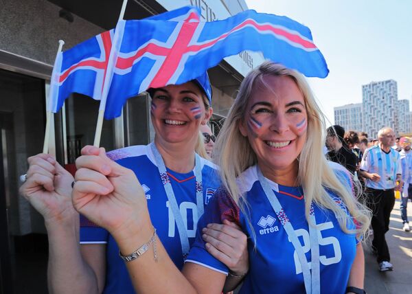 Torcedoras islandesas esperando o jogo entre Argentina e Islândia. - Sputnik Brasil
