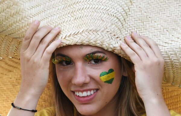 Torcedora brasileira durante o jogo entre Brasil e Suíça. - Sputnik Brasil