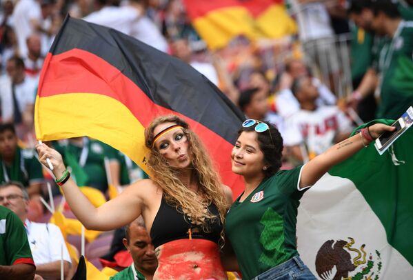 Torcedoras alemã e mexicana durante a partida entre suas seleções. - Sputnik Brasil